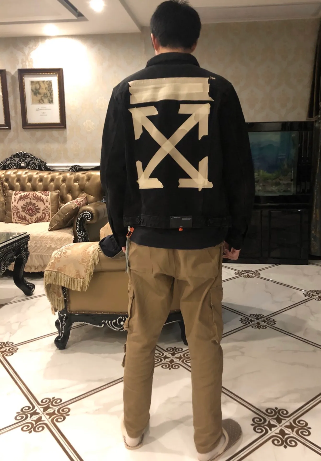 ♻️💯Upper body reference model picture❤️ The top tested version OFF WHITE classic tape patch arrow OW men's and women's black denim jackets and jackets. The heat transfer process used in the printing will not be introduced in detail. Everyone who has bought my tape series knows the quality. With anti-counterfeiting technology on the back, this is a truly over-the-top off-white yellow tape denim jacket with a distinctive signature and unique high street style! The stylized design is printed on a classic frame, and a layer of foundation-colored colloid with a graffiti effect is superimposed on the printing. It is visually very consistent with the theme, as if a layer of tape has been pasted, and the design is brilliant! Heavy black denim is more tough and retro, with heavy processing of the main elements and a micro-profile version that can be worn by both men and women! Street inkjet arrows, the arrow symbols on the signboard on the back are given different shapes due to different city restrictions. Surrounding the more street-style inkjet elements, the big arrow on the back and the frequent OFF circle graffiti in autumn and winter, the inkjet visual sense of street graffiti is everywhere! Full set of customized accessories Size chart